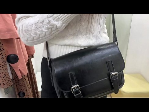 ❤️ Javna masturbacija mlade kujice FeralBerry s dildom u sobi za mjerenje Prekrasni porno na hr.shufflesex.ru ﹏